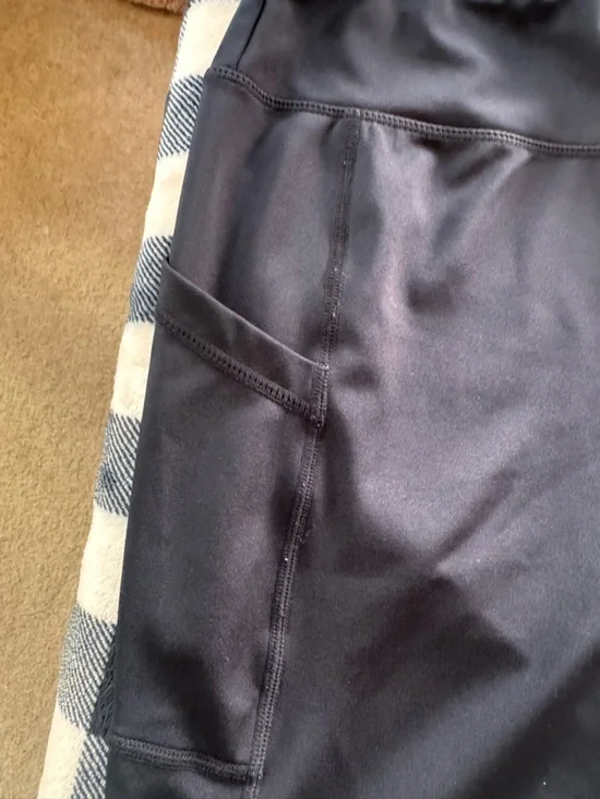 High-Waist Black Athletic Bike Shorts with Side Pockets - Picture 2 of 3